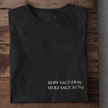 Lade das Bild in den Galerie-Viewer, HERZ SAGT AUTO T-Shirt